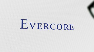 Evercore 'un logosu dev beyaz bir ekranda, Evercore markası bir cihazda..