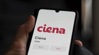 Ciena 'nın borsadaki ticaret sayfası, bir hissedar CİEN, Ciena' yı bir cihazda analiz ediyor..