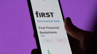 Bir borsada First Financial Bankshare 'nin ticaret sayfası, FFIN' i analiz eden bir hissedar, First Financial Bankshare, bir cihaz üzerinde.
