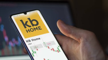 15 Kasım 2023. KB Home 'un borsadaki ticaret sayfası, KBH' yi analiz eden bir hissedar, bir cihaz üzerinde..