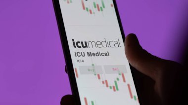 15 Kasım 2023. ICU Medikal 'in borsadaki ticaret sayfası, ICUI, ICU Medikal' in hissedarlarından biri, bir cihazın üzerinde.