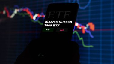 17 Kasım 2023. Telefondaki bir yatırımcıyı analiz eden bir etf fonu iShares Russell 2000 ETF.