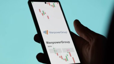 20 Kasım 2023. ManpowerGroup 'un logosu dev beyaz bir ekranda, bir cihazın üzerindeki damga.