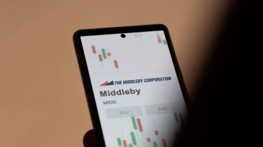 20 Kasım 2023. Dev beyaz ekrandaki Middleby logosu, bir cihazdaki damga..