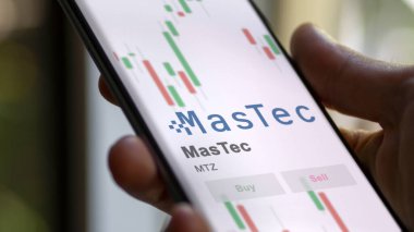 20 Kasım 2023. Mastec 'in logosu dev beyaz bir ekranda, bir cihazın üzerindeki damga.