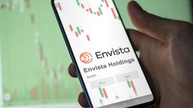 20 Kasım 2023. Envista Holding 'in logosu dev beyaz bir ekranda..
