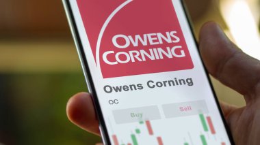 20 Kasım 2023. Owens Corning 'in logosu dev beyaz bir ekranda..