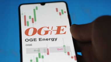 20 Kasım 2023. Dev beyaz ekranda OGE Enerjisinin logosu, bir cihazın markası..