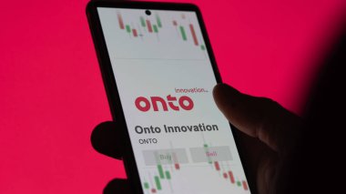 20 Kasım 2023. Dev beyaz bir ekranda İnovasyon 'un logosu, bir cihazın üzerindeki damga.