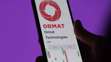 20 Kasım 2023. Dev beyaz ekranda Ormat Teknolojileri 'nin logosu, bir cihazın markası..