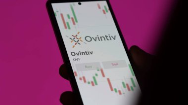 20 Kasım 2023. Ovintiv 'in logosu dev beyaz bir ekranda, bir cihazın üzerindeki damga.