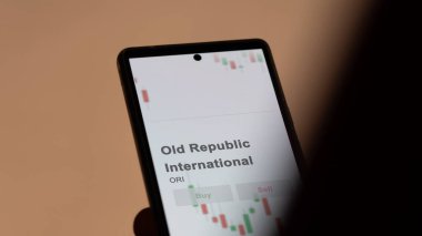 20 Kasım 2023. Eski Cumhuriyetin logosu dev beyaz bir ekranda, bir cihazın üzerindeki damga.