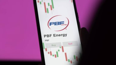 20 Kasım 2023. PBF Enerjisinin logosu dev beyaz bir ekranda, bir cihazın markası.