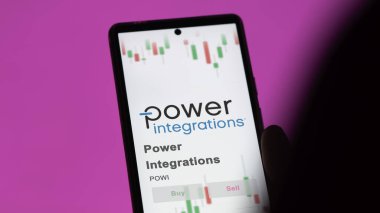 20 Kasım 2023. Dev beyaz ekrandaki Güç Bütünleşmeleri logosu, bir cihazın üzerindeki damga..