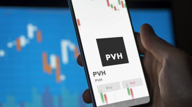 20 Kasım 2023. Dev beyaz ekrandaki PVH logosu, cihazdaki damga..