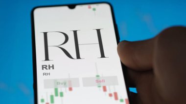 20 Kasım 2023. Dev beyaz ekrandaki RH logosu, cihazdaki damga..