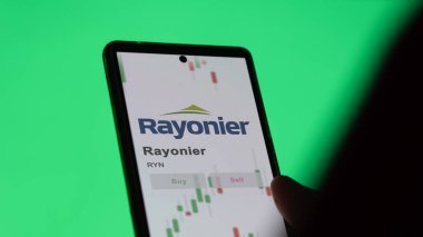 20 Kasım 2023. Rayonier 'in logosu dev beyaz bir ekranda, bir cihazın üzerindeki damga.