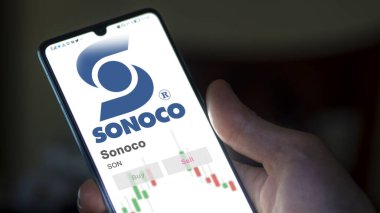 20 Kasım 2023. Sonoco 'nun logosu dev beyaz bir ekranda, bir cihazın üzerindeki damga.
