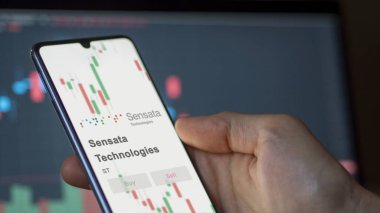 20 Kasım 2023. Sensata Teknolojileri 'nin logosu dev beyaz bir ekranda..