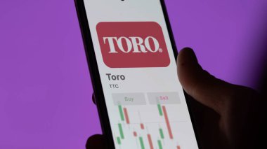 20 Kasım 2023. Dev beyaz ekranda Toro 'nun logosu, cihazın üzerindeki damga..