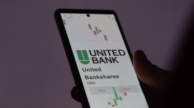 20 Kasım 2023. Birleşik Bankshare logosu dev beyaz bir ekranda, bir cihazın üzerindeki damga.