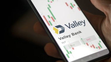 20 Kasım 2023. Valley Bank 'ın logosu dev beyaz bir ekranda..