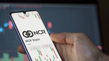 20 Kasım 2023. NCR Voyix 'in logosu dev beyaz bir ekranda..
