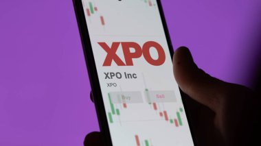 20 Kasım 2023. XPO Inc. 'nin logosu dev beyaz bir ekranda, bir cihazın üzerindeki damga.