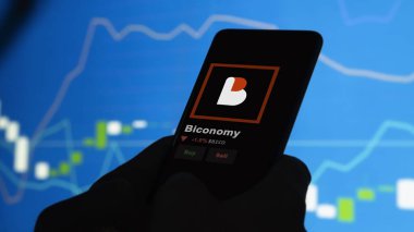 24 Kasım 2023. Biconomy 'nin fiyatını telefondaki analiz eden bir yatırımcı. Kripto takası için BICO $BICO..