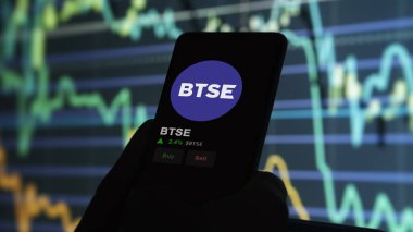 24 Kasım 2023. Bir telefon üzerinden BTSE 'nin fiyatını analiz eden bir yatırımcı, bir şifreleme takası için BTSE $BTSE.