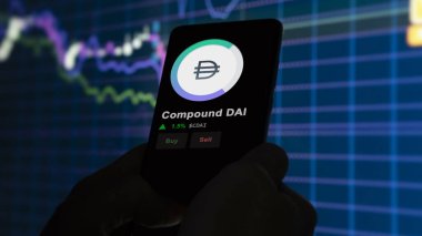 24 Kasım 2023. Bir telefon üzerinden Bileşik DAI 'ın fiyatını analiz eden bir yatırımcı, kripto takası için CDAI $CDAI..