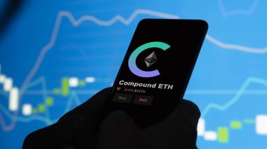 24 Kasım 2023. Bir telefondaki ETH bileşiğinin fiyatını analiz eden bir yatırımcı. Kripto değiş tokuşunda CETH dolar..