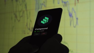 24 Kasım 2023. Bir telefondaki bileşiğin fiyatını analiz eden bir yatırımcı. Şifreli bir değiş tokuş için COMP $.