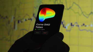 24 Kasım 2023. Bir yatırımcı telefonda Curve DAO jetonunun fiyatını analiz ediyor. Şifreli bir değiş tokuş için CRV $.