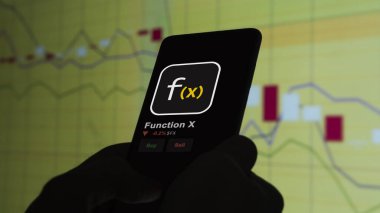 24 Kasım 2023. Telefondaki X Fonksiyonu 'nun fiyatını analiz eden bir yatırımcı. Kripto değiş tokuşunda FX dolar..