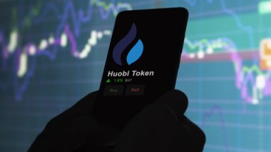 24 Kasım 2023. Telefondaki Huobi Token 'in fiyatını analiz eden bir yatırımcı. Şifreli bir değiş tokuş için HT $..