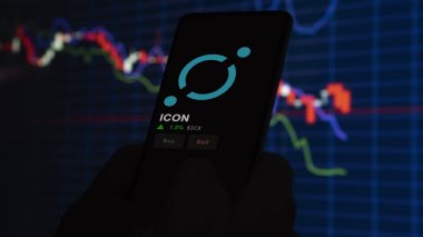 24 Kasım 2023. ICON 'un bir telefondaki fiyatını analiz eden bir yatırımcı. Kripto değiş tokuşu için ICX $..