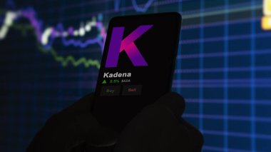 24 Kasım 2023. Kadena 'nın telefon fiyatını analiz eden bir yatırımcı. Kripto değiş tokuşunda KDA' ya ait bozuk para..