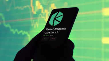 24 Kasım 2023. Telefondaki Kyber Network Kristal V2 'nin fiyatını analiz eden bir yatırımcı. Kripto değiş tokuşunda KNC $.