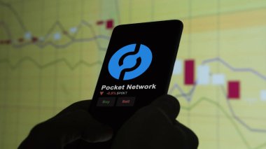 24 Kasım 2023. Cep telefonu şirketinin fiyatını analiz eden bir yatırımcı. Kripto değiş tokuşunda POKT dolar..