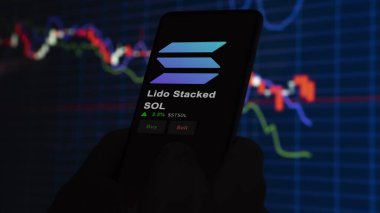 24 Kasım 2023. Lido 'nun fiyatını analiz eden bir yatırımcı, SOL' u bir telefonla inceledi. Kripto değiş tokuşunda STSOL $..