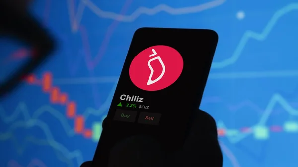 24 Kasım 2023. Telefondaki Chiliz 'in fiyatını analiz eden bir yatırımcı. Şifreli bir değiş tokuş için CHZ dolar..
