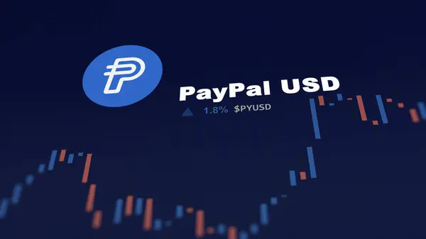 5 Aralık 2023. Bir yatırımcı telefondaki PayPal USD 'nin fiyatını analiz ediyor. Şifreli bir değiş tokuş için PYUSD dolar..