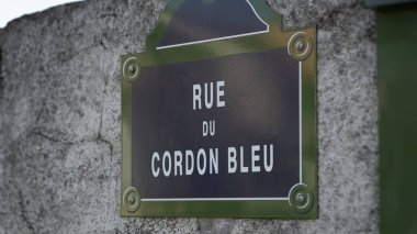 Fransız sokak tabelası rue cordon bleu, Fransız deyimi voila caddesi Paris Fransa 'da, Fransız yemek isimleri olan cadde.