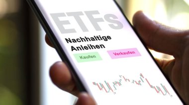 Aralık 2022. Bir yatırımcı telefon ekranı Nachhaltige Anleihen-ETF 'de Sürdürülebilir ETF fonunu analiz eder. Almanca çeviri: Kaufen, Verkaufen, Nachhaltige Anleihen satın al, sat, Sürdürülebilir Tahviller