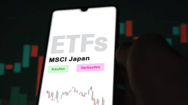 Aralık 2022. Bir yatırımcı MSCI Japon ETF fonunu telefon ekranı MSCI Japonya-ETF 'lerde analiz eder. Almanca çeviri: Kaufen, Verkaufen: al, sat