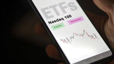 Aralık 2022. Bir yatırımcı Nasdaq 100 ETF fonunu telefon ekranında analiz ediyor Nasdaq 100-ETF. Almanca çeviri: Kaufen, Verkaufen: al, sat