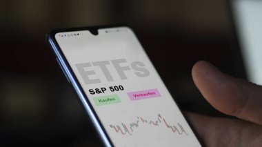 Aralık 2022. Bir yatırımcı S & P 500 ETF fonunu telefon ekranında analiz eder. Almanca çeviri: Kaufen, Verkaufen: al, sat