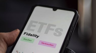 Aralık 2022. Bir yatırımcı telefon ekranında ETF fonunu analiz eder. Fidelity. Almanca çeviri: Kaufen, Verkaufen: al, sat