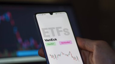 Aralık 2022. Bir yatırımcı VanEck ETF fonunu telefon ekranında analiz ediyor. Almanca çeviri: Kaufen, Verkaufen: al, sat